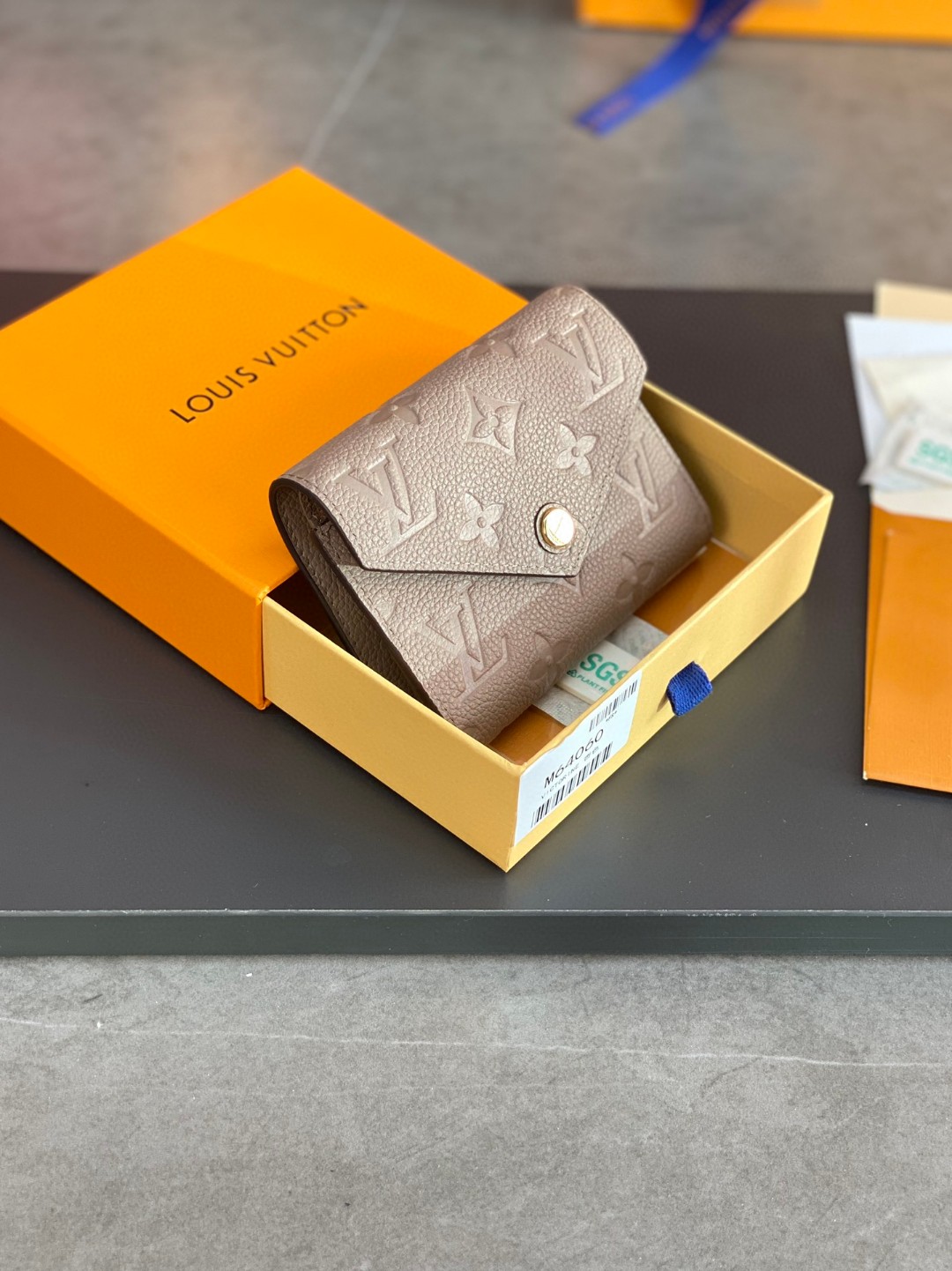 LOUIS VUITTON 路易威登 Victorine 经典老花压纹牛皮 钱夹 钱包 卡包 名片夹 女款 灰色