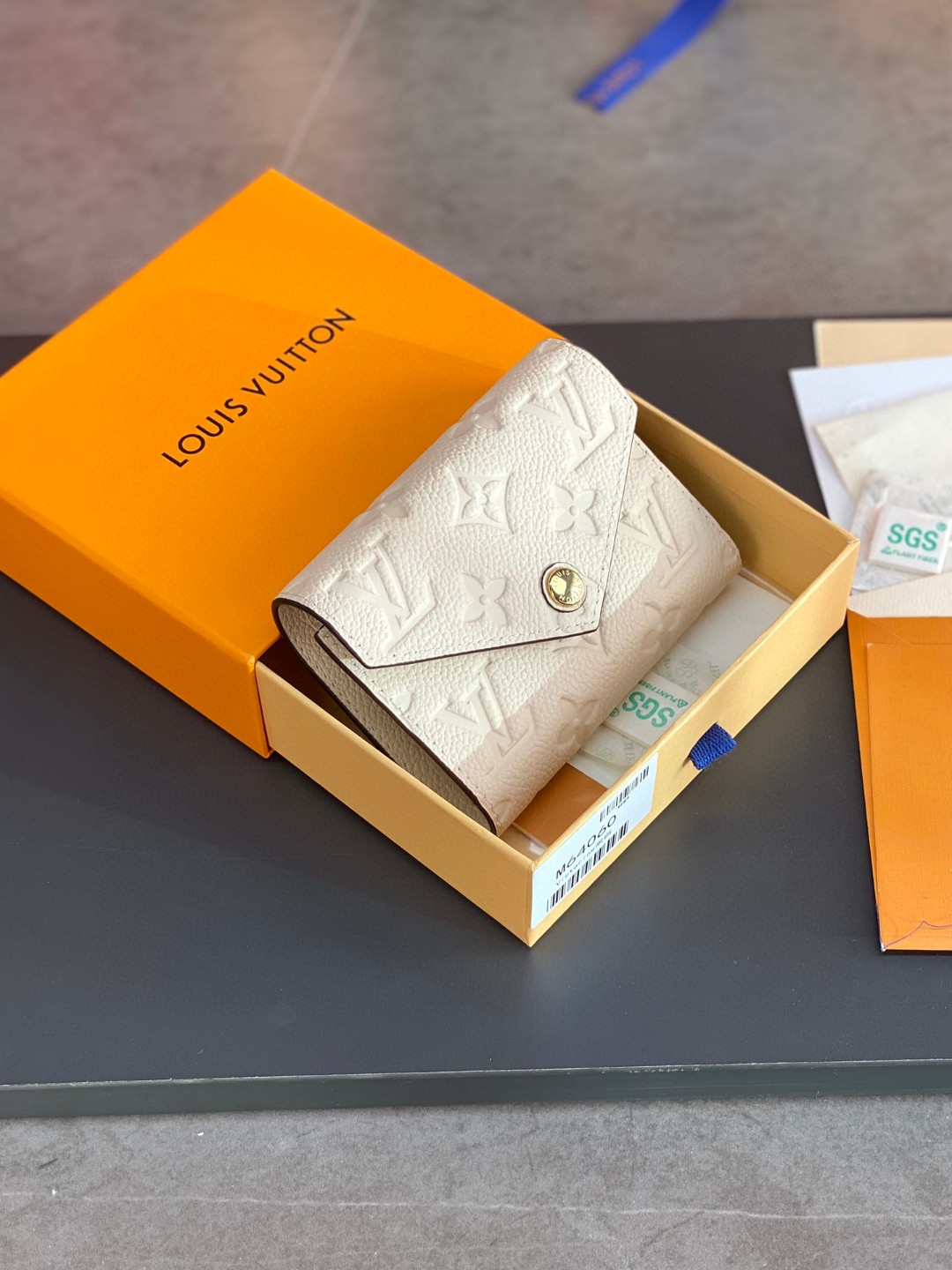 LOUIS VUITTON 路易威登 Victorine 经典老花压纹牛皮 钱夹 钱包 卡包 名片夹 女款 米色 M82344