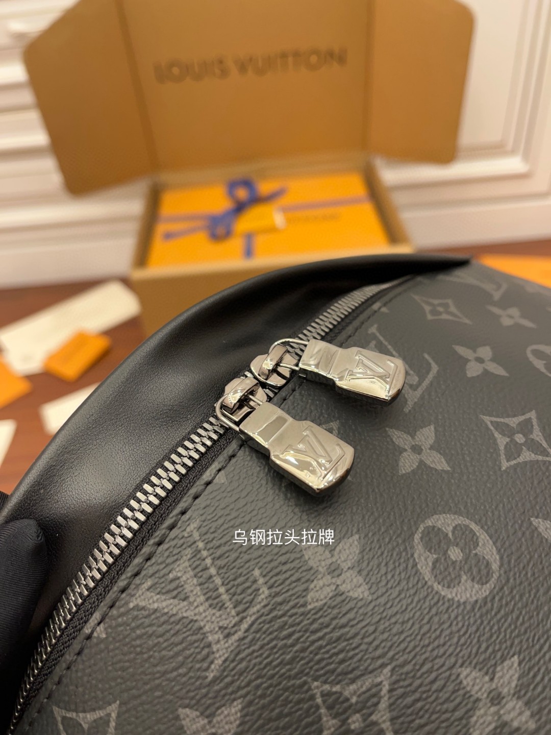 LOUIS VUITTON Discovery 老花图案涂层帆布拼牛皮饰边 单肩包 斜挎包 胸包 腰包 男女同款 黑色 M46035