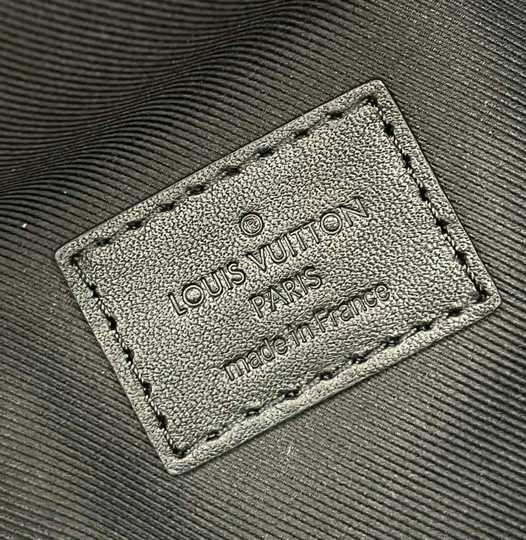 LOUIS VUITTON Discovery 老花图案涂层帆布拼牛皮饰边 单肩包 斜挎包 胸包 腰包 男女同款 黑色 M46035