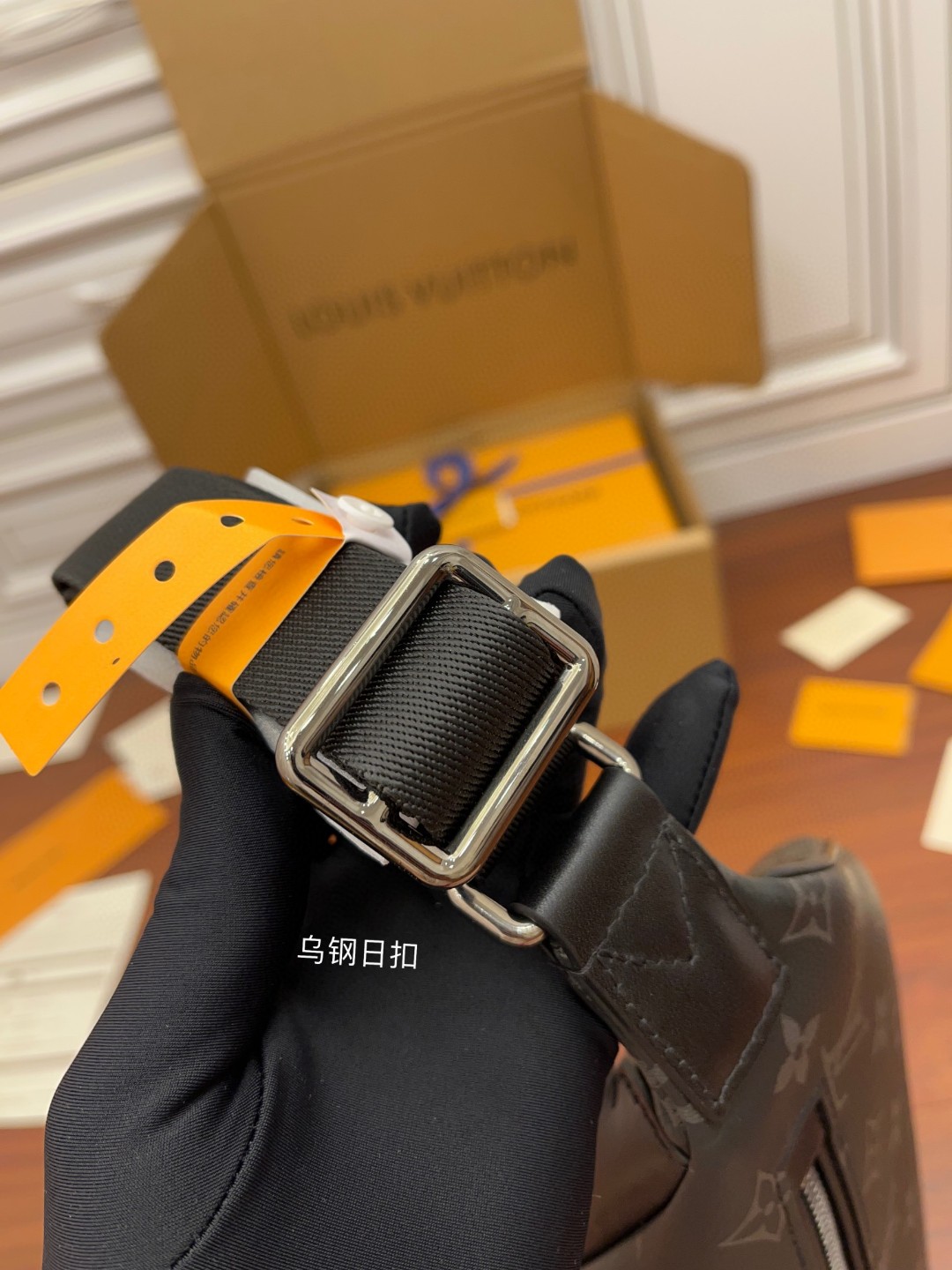 LOUIS VUITTON Discovery 老花图案涂层帆布拼牛皮饰边 单肩包 斜挎包 胸包 腰包 男女同款 黑色 M46035