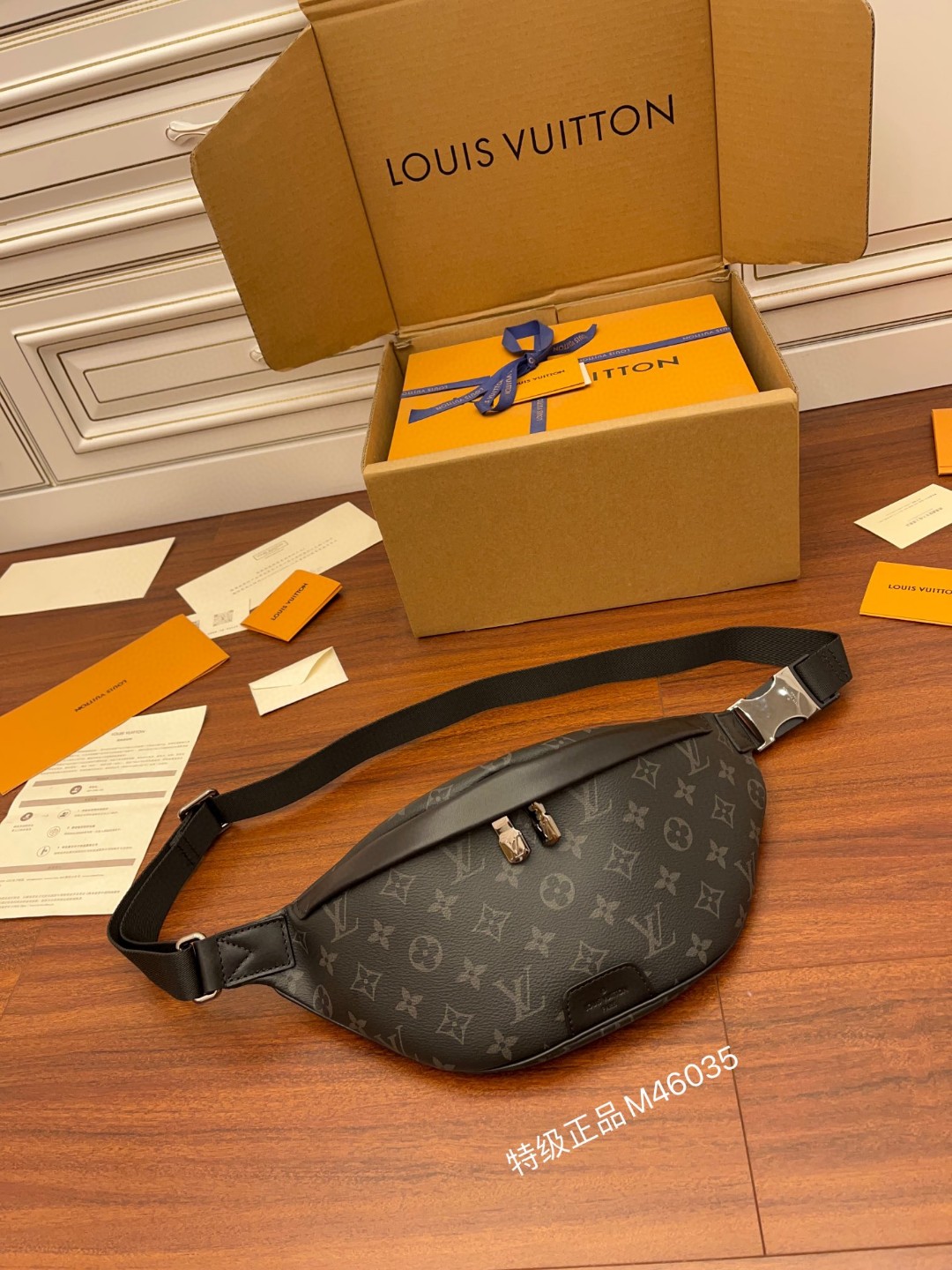 LOUIS VUITTON Discovery 老花图案涂层帆布拼牛皮饰边 单肩包 斜挎包 胸包 腰包 男女同款 黑色 M46035