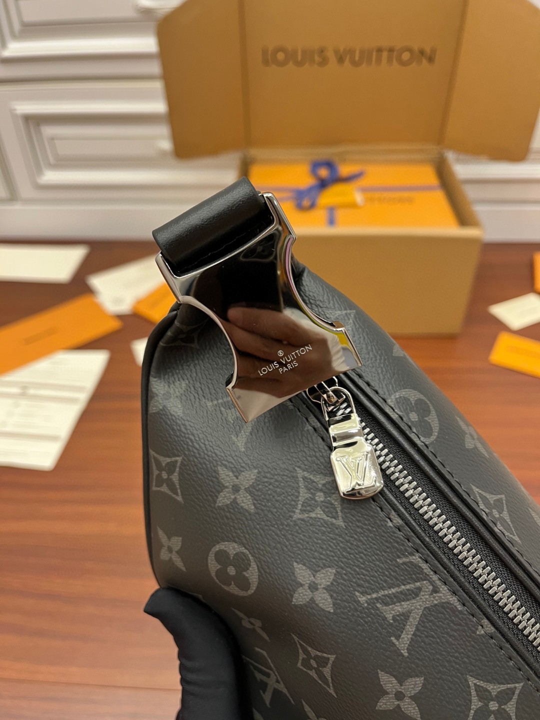 LOUIS VUITTON Discovery 老花图案涂层帆布拼牛皮饰边 单肩包 斜挎包 胸包 腰包 男女同款 黑色 M46035