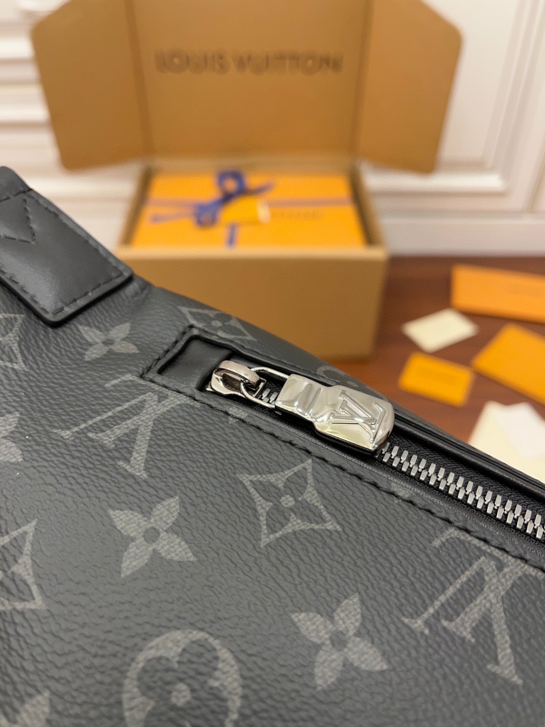 LOUIS VUITTON Discovery 老花图案涂层帆布拼牛皮饰边 单肩包 斜挎包 胸包 腰包 男女同款 黑色 M46035