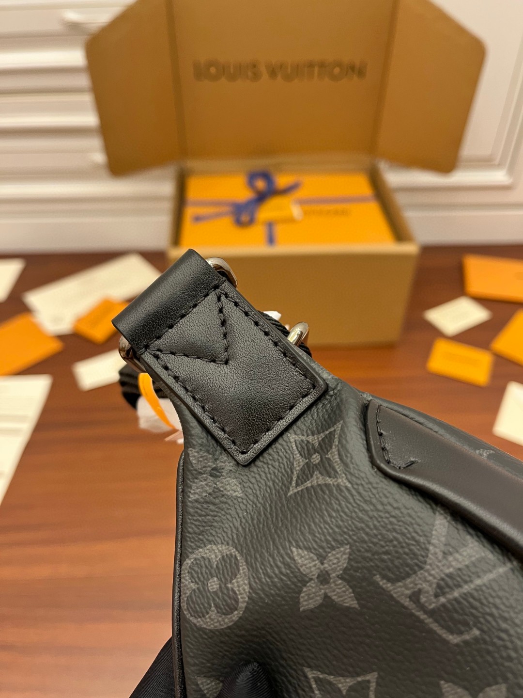 LOUIS VUITTON Discovery 老花图案涂层帆布拼牛皮饰边 单肩包 斜挎包 胸包 腰包 男女同款 黑色 M46035