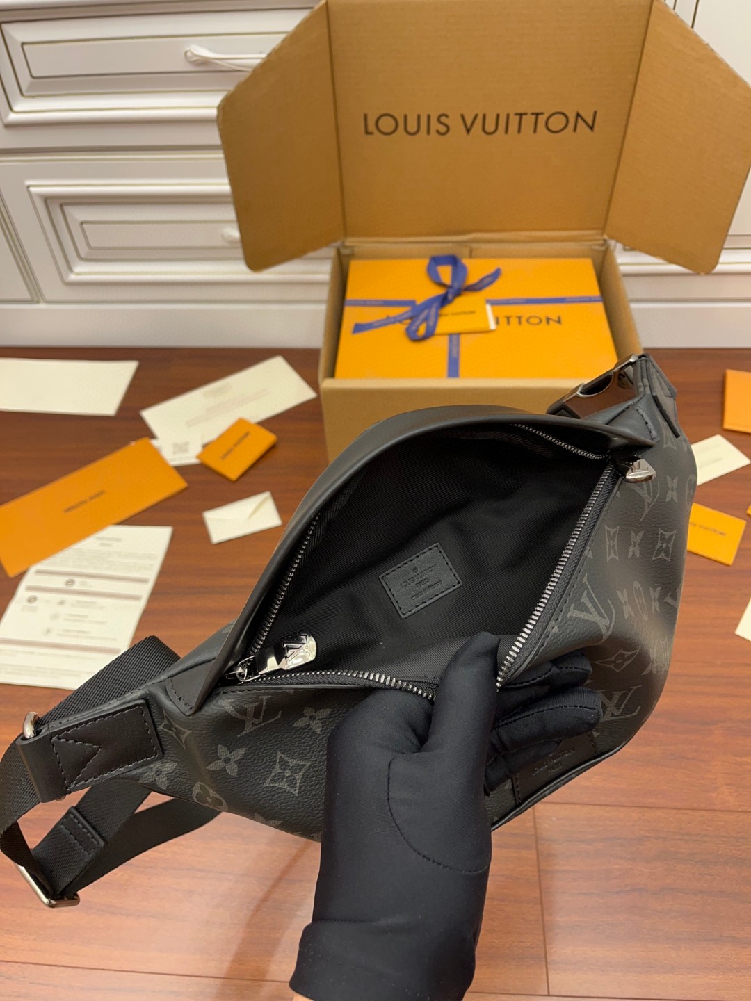 LOUIS VUITTON Discovery 老花图案涂层帆布拼牛皮饰边 单肩包 斜挎包 胸包 腰包 男女同款 黑色 M46035