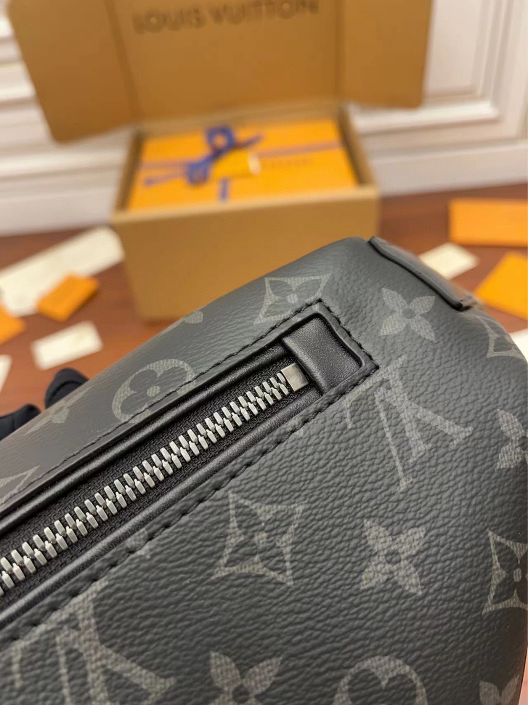 LOUIS VUITTON Discovery 老花图案涂层帆布拼牛皮饰边 单肩包 斜挎包 胸包 腰包 男女同款 黑色 M46035