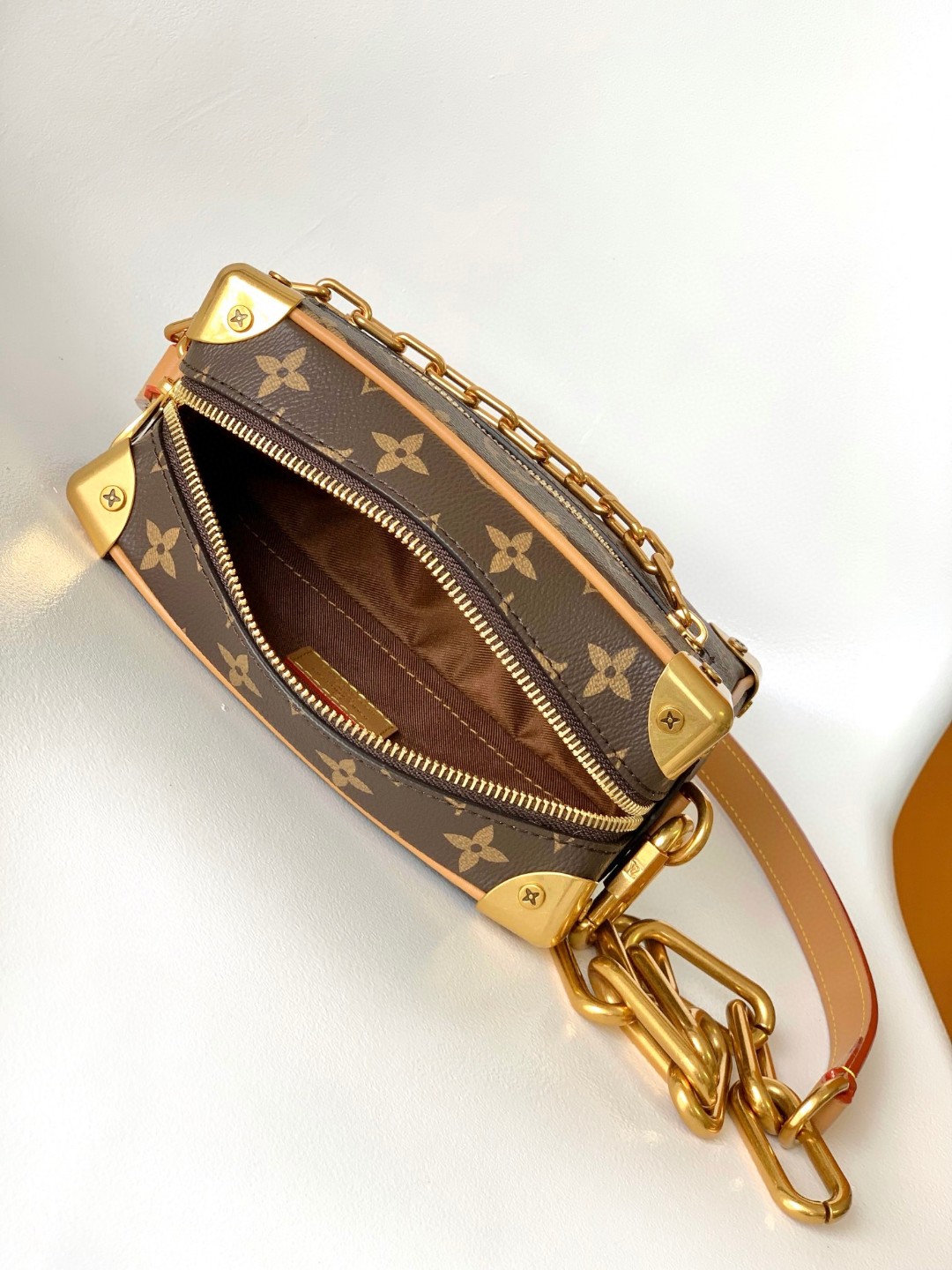 LOUIS VUITTON SOFT TRUNK 老花金色链条涂层帆布小方包 斜挎包 单肩包 相机包 男女同款 棕色 M68906