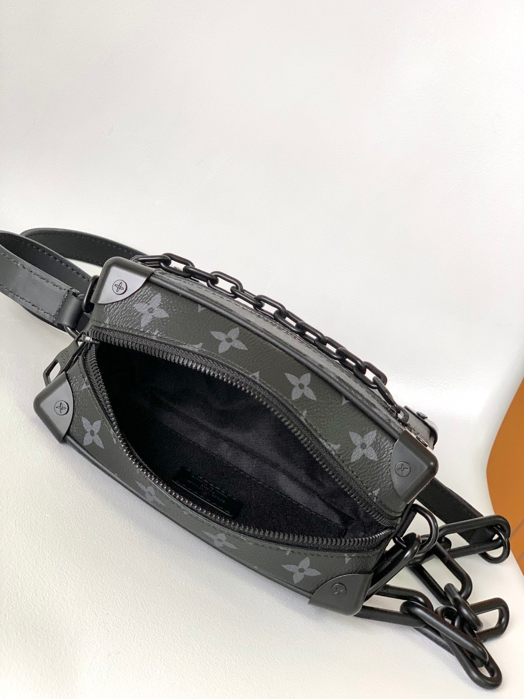 LOUIS VUITTON SOFT TRUNK 经典老花满印链条肩带涂层帆布拼牛皮饰边小方包 斜挎包 单肩包 相机包 男女同款 黑色 M44735