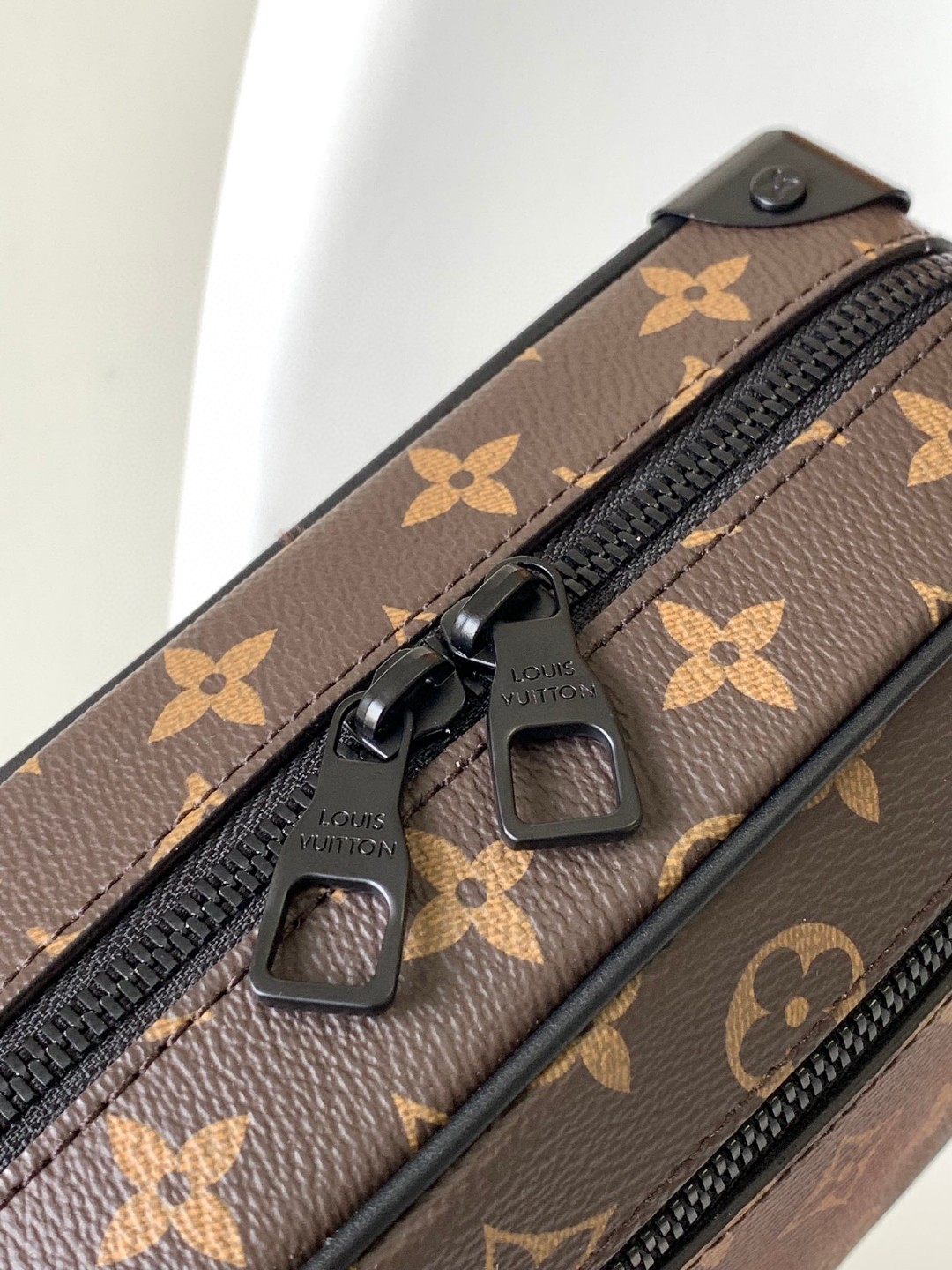 LOUIS VUITTON SOFT TRUNK 经典老花满印链条肩带涂层帆布拼牛皮饰边小方包 斜挎包 单肩包 相机包 男女同款 黑棕色 M44480