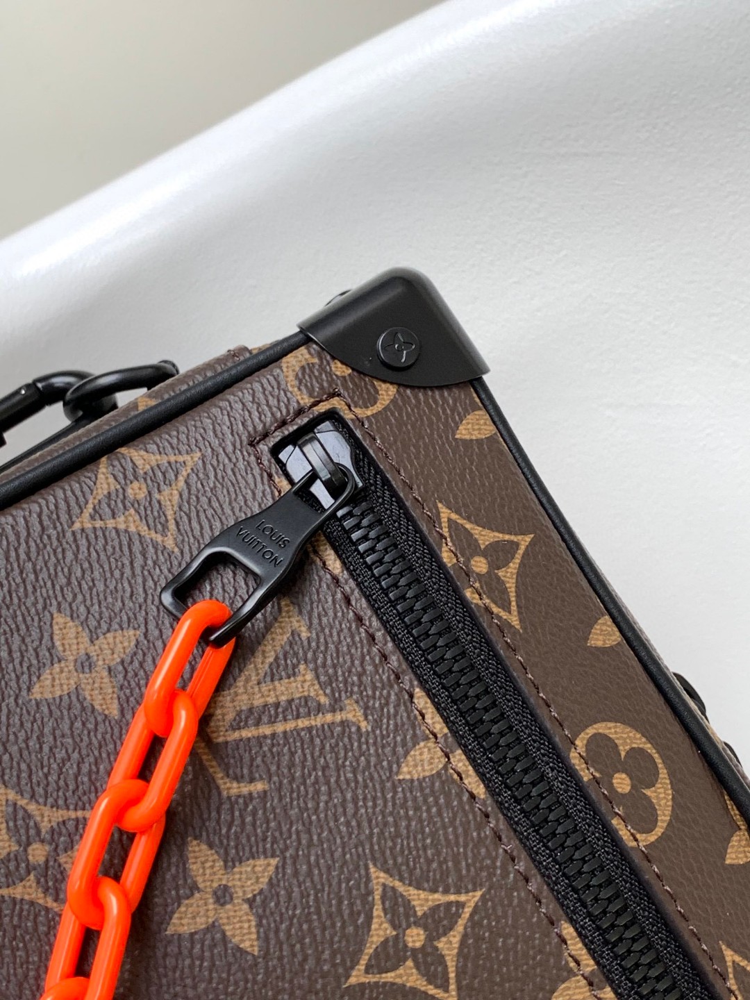 LOUIS VUITTON SOFT TRUNK 经典老花满印链条肩带涂层帆布拼牛皮饰边小方包 斜挎包 单肩包 相机包 男女同款 黑棕色 M44480