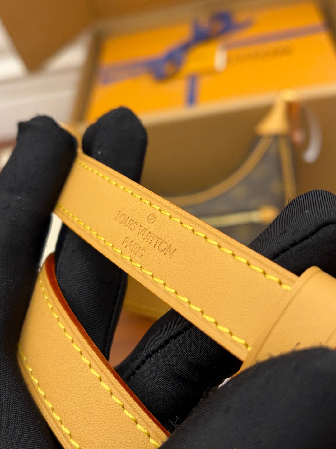 LOUIS VUITTON Loop 经典老花满印链条肩带涂层帆布拼牛皮饰边 单肩包 斜挎包 腋下包 手提包 女款 棕色 M81098