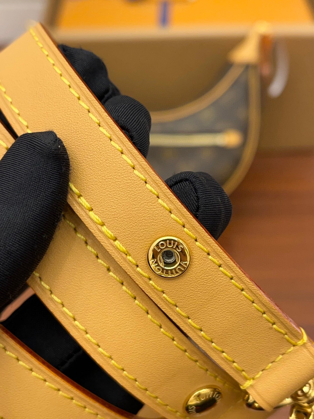 LOUIS VUITTON Loop 经典老花满印链条肩带涂层帆布拼牛皮饰边 单肩包 斜挎包 腋下包 手提包 女款 棕色 M81098