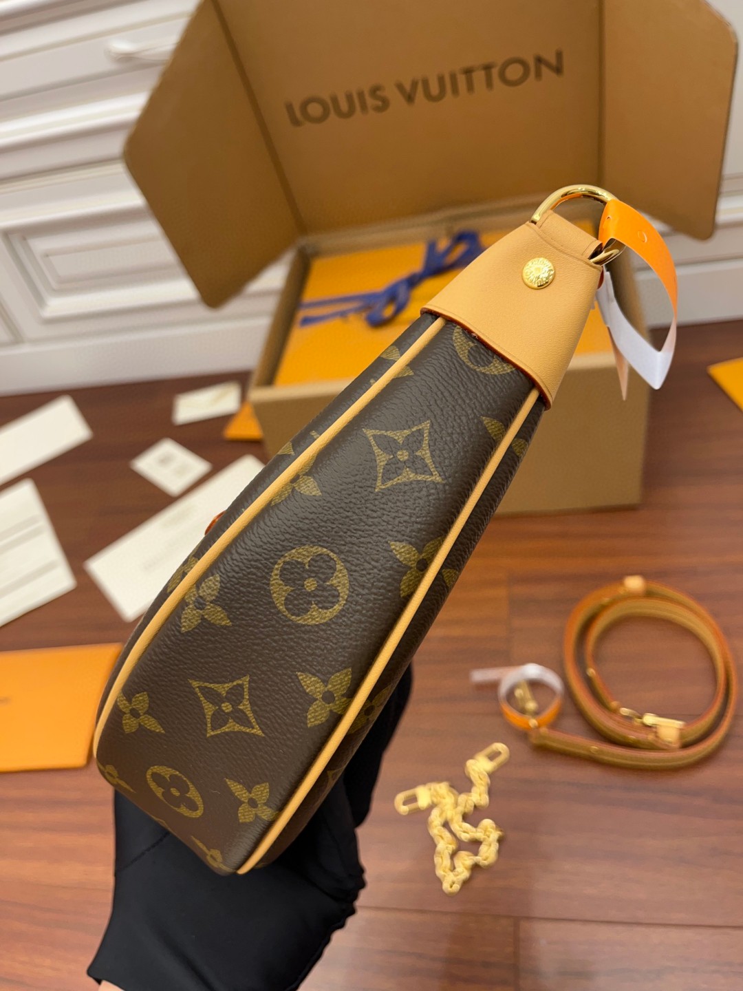 LOUIS VUITTON Loop 经典老花满印链条肩带涂层帆布拼牛皮饰边 单肩包 斜挎包 腋下包 手提包 女款 棕色 M81098