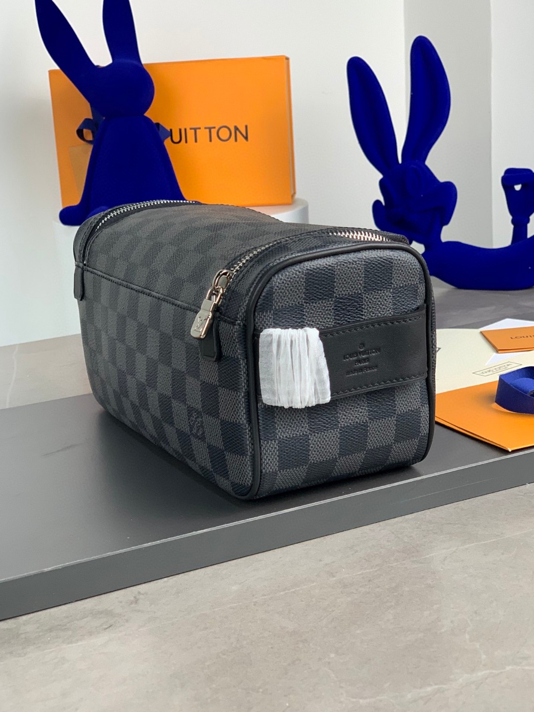 LOUIS VUITTON LV 棋盘格图案拉链 收纳包 化妆包 手提包 黑灰色 N47625