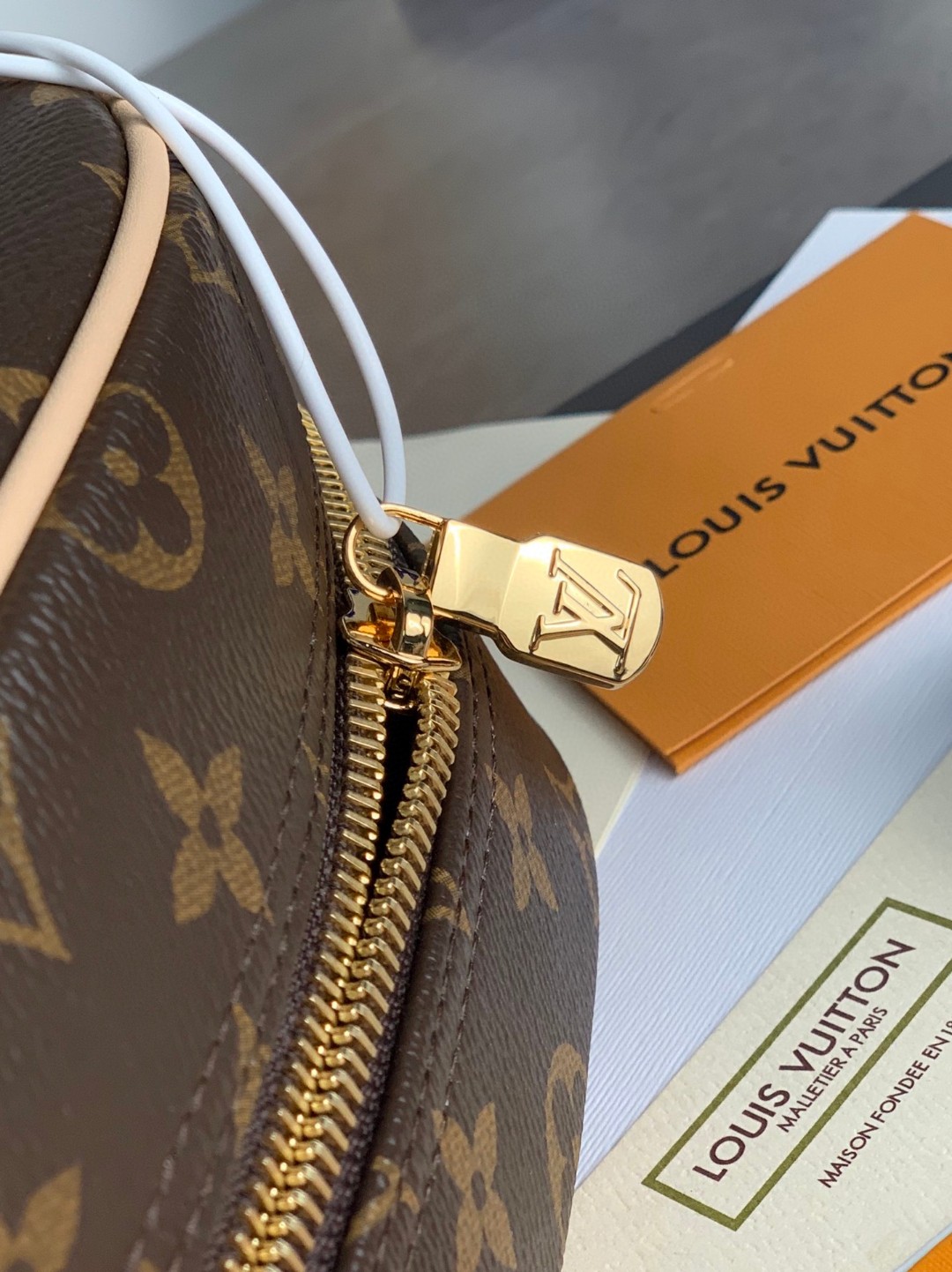 LOUIS VUITTON LV 经典复古印花图案拉链 收纳包 化妆包 手提包 棕色 M47527