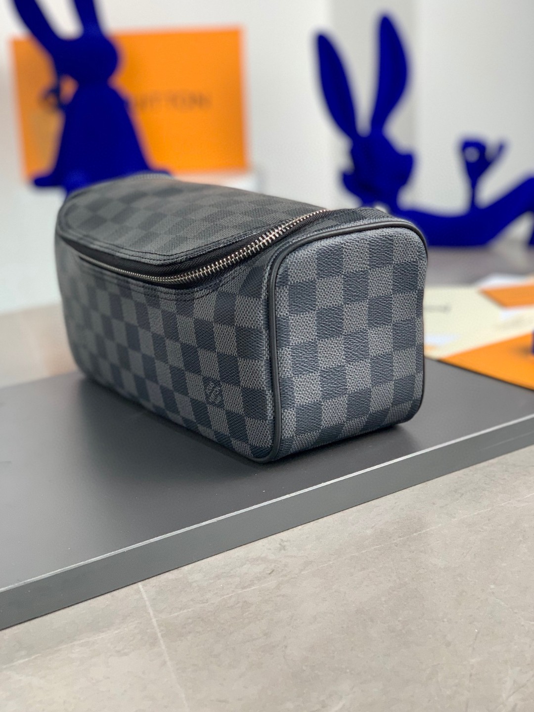LOUIS VUITTON LV 棋盘格图案拉链 收纳包 化妆包 手提包 黑灰色 N47625