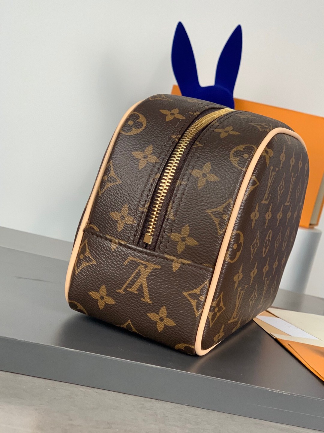 LOUIS VUITTON LV 经典复古印花图案拉链 收纳包 化妆包 手提包 棕色 M47527