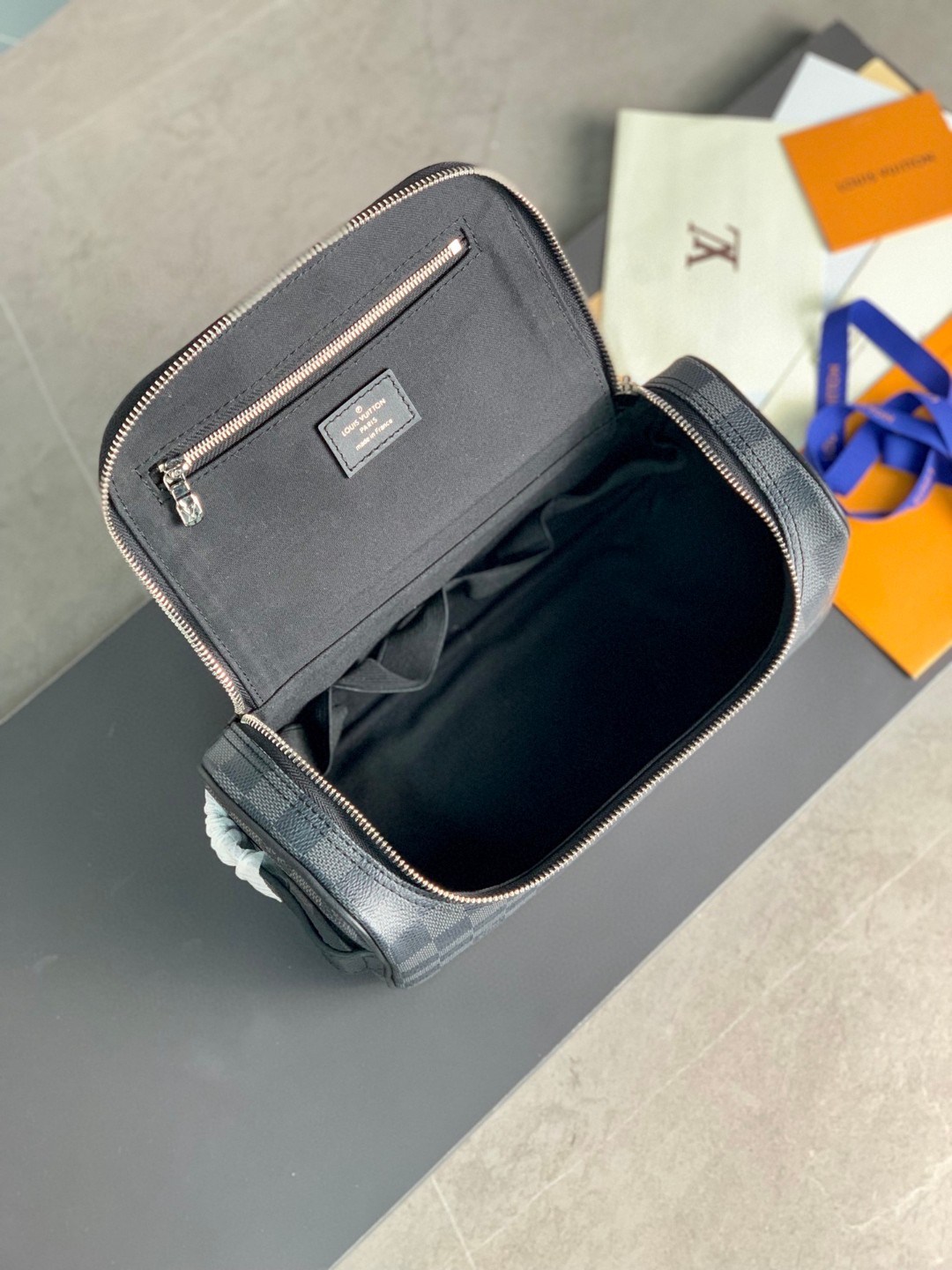 LOUIS VUITTON LV 棋盘格图案拉链 收纳包 化妆包 手提包 黑灰色 N47625