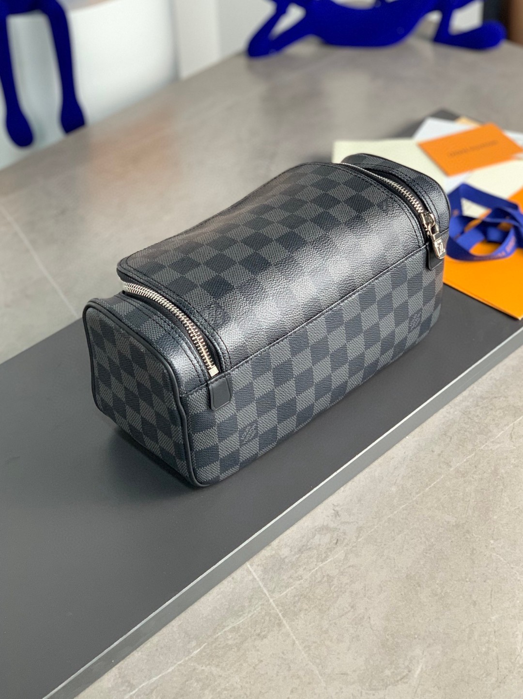 LOUIS VUITTON LV 棋盘格图案拉链 收纳包 化妆包 手提包 黑灰色 N47625