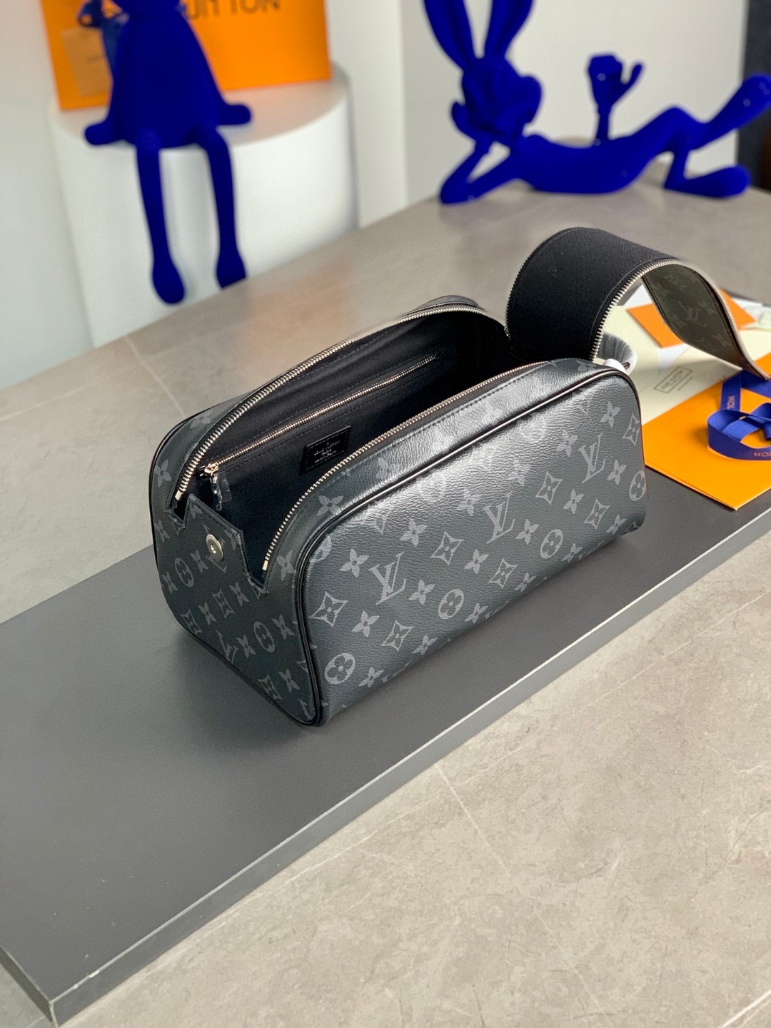 LOUIS VUITTON Dopp Kit 经典复古印花图案拉链 收纳包 化妆包 手提包 黑色 M46354