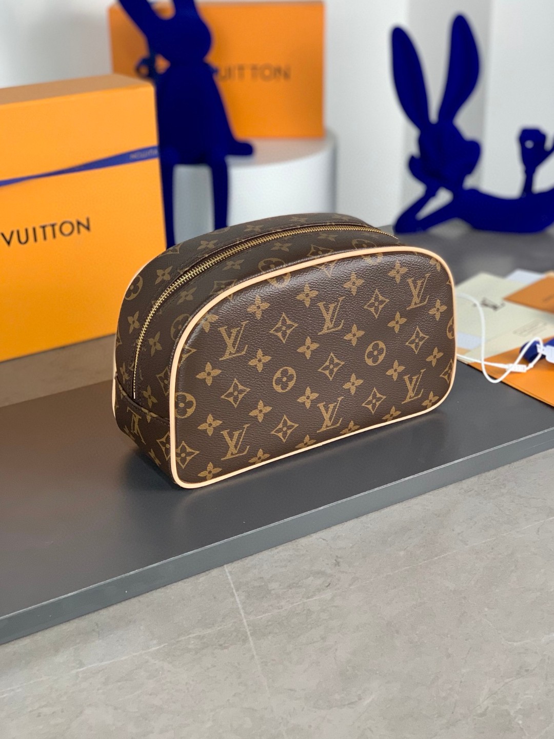 LOUIS VUITTON LV 经典复古印花图案拉链 收纳包 化妆包 手提包 棕色 M47527