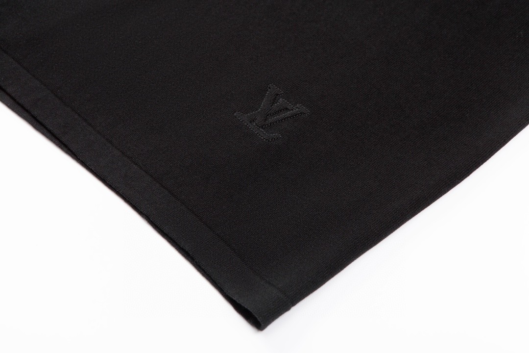 LOUIS VUITTON 路易威登 纯色半拉链圆领 短袖 T 恤 上衣 夏款 男女同款 黑色 1ABJ18