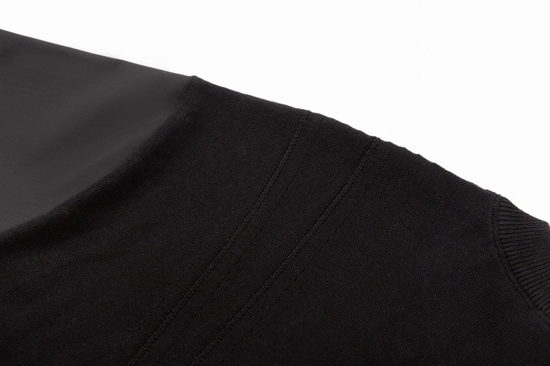 LOUIS VUITTON 路易威登 纯色半拉链圆领 短袖 T 恤 上衣 夏款 男女同款 黑色 1ABJ18