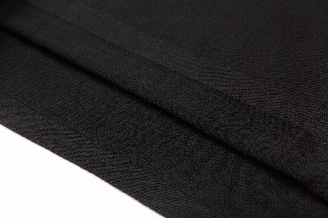 LOUIS VUITTON 路易威登 纯色半拉链圆领 短袖 T 恤 上衣 夏款 男女同款 黑色 1ABJ18