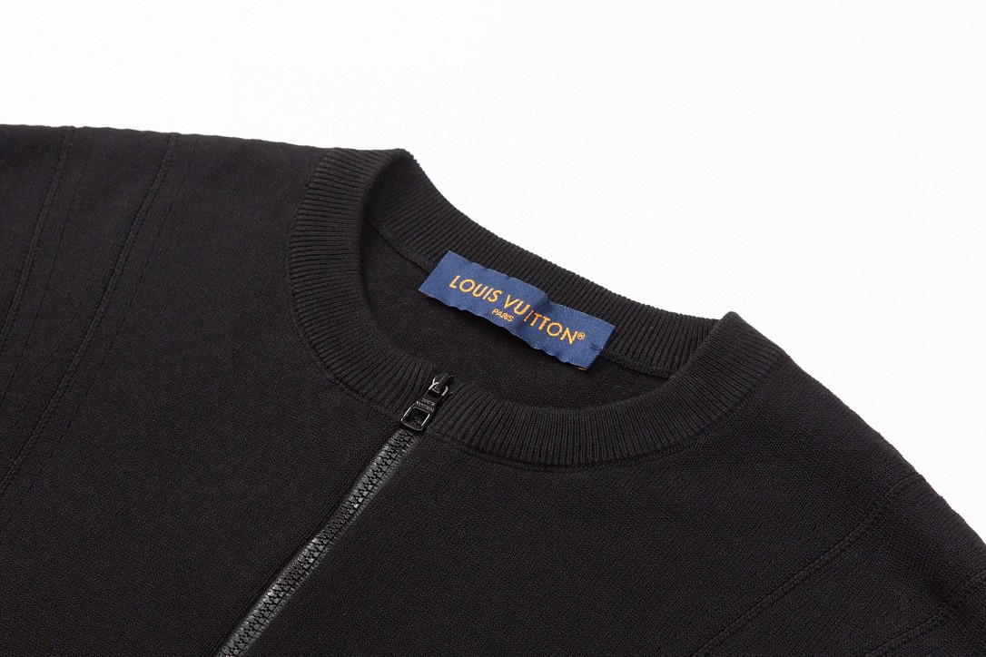 LOUIS VUITTON 路易威登 纯色半拉链圆领 短袖 T 恤 上衣 夏款 男女同款 黑色 1ABJ18
