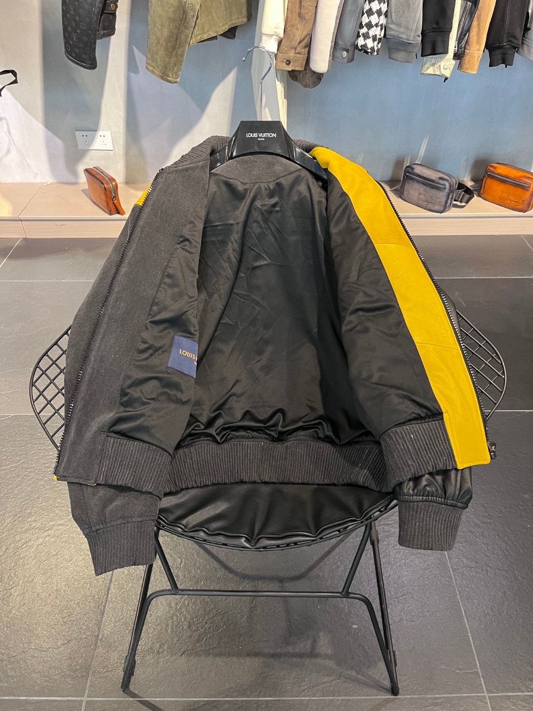 高定系列 LOUIS VUITTON 路易威登 撞色字母印花拉链飞行员 夹克 棒球服 皮衣 外套 长袖 男款 黑黄 1AB989