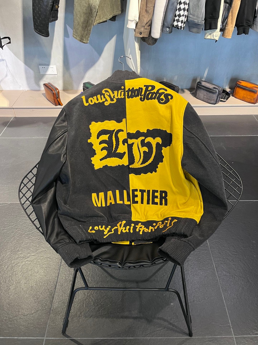 高定系列 LOUIS VUITTON 路易威登 撞色字母印花拉链飞行员 夹克 棒球服 皮衣 外套 长袖 男款 黑黄 1AB989