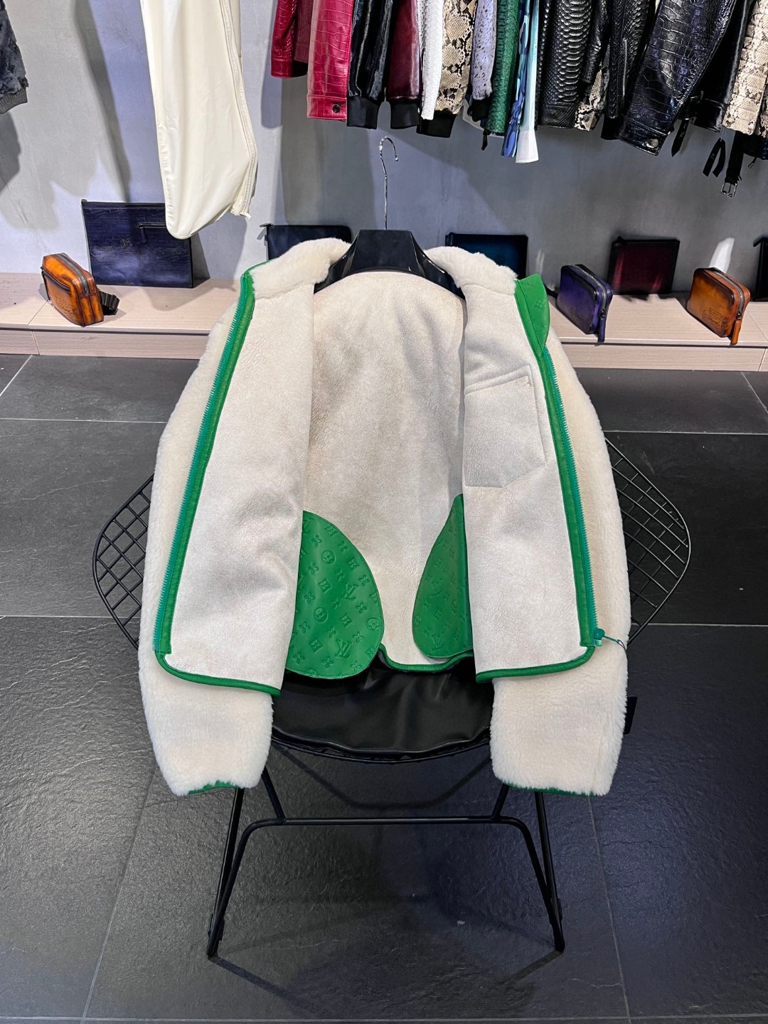 高定系列 LOUIS VUITTON 路易威登 压纹logo皮革口袋 羊毛 夹克 外套 长袖 男款 白色 1A98CT