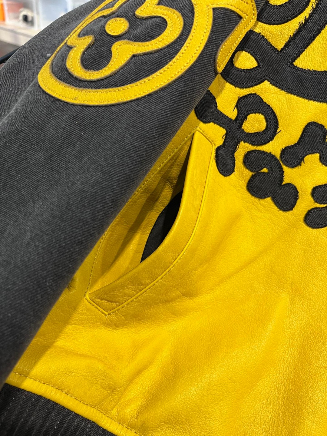 高定系列 LOUIS VUITTON 路易威登 撞色字母印花拉链飞行员 夹克 棒球服 皮衣 外套 长袖 男款 黑黄 1AB989