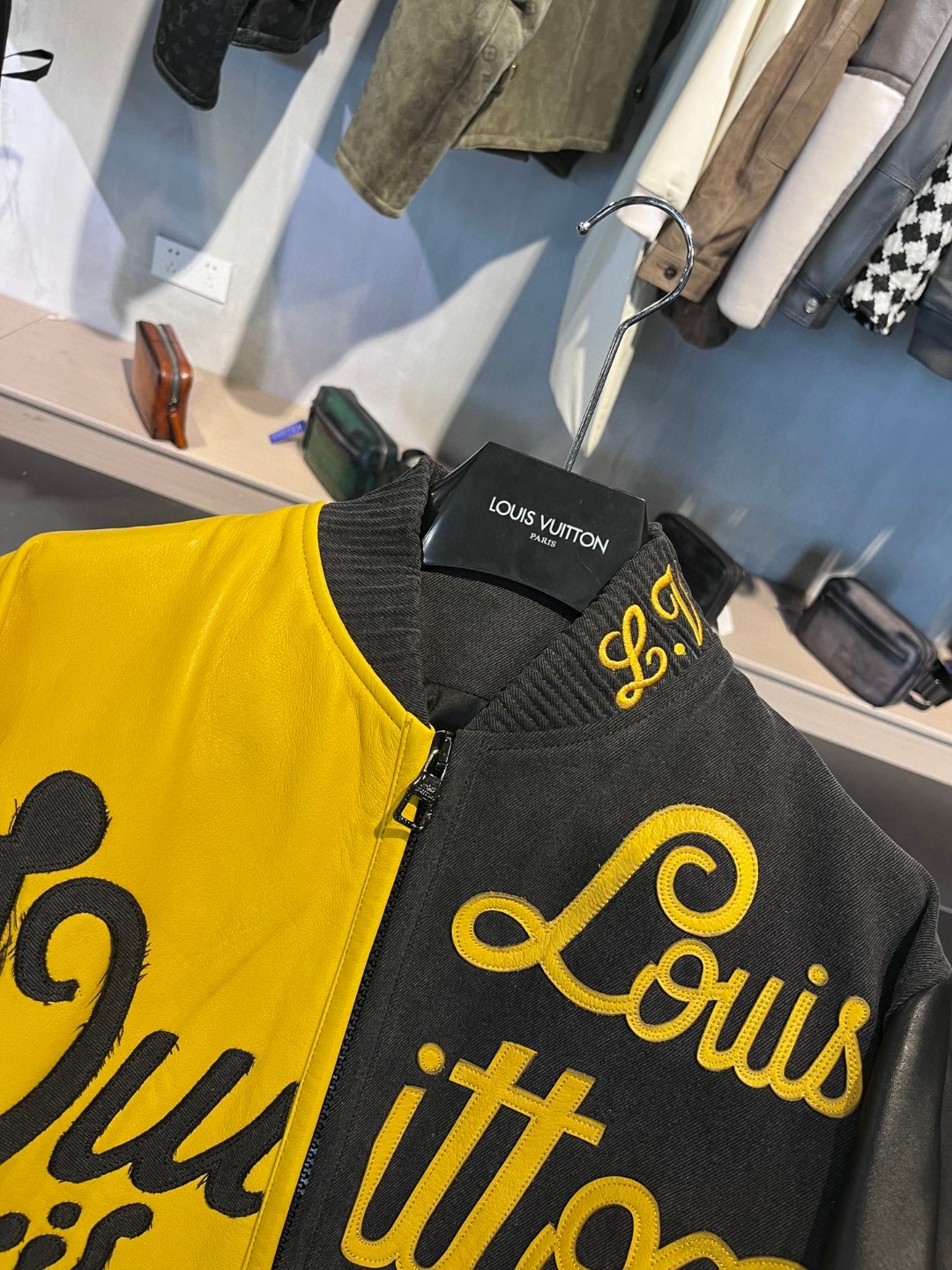 高定系列 LOUIS VUITTON 路易威登 撞色字母印花拉链飞行员 夹克 棒球服 皮衣 外套 长袖 男款 黑黄 1AB989