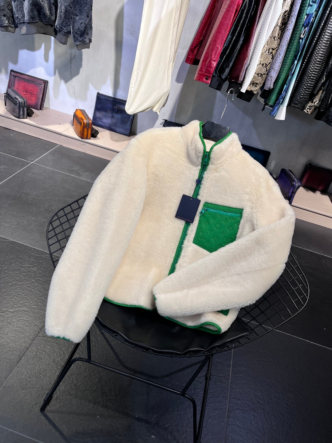 高定系列 LOUIS VUITTON 路易威登 压纹logo皮革口袋 羊毛 夹克 外套 长袖 男款 白色 1A98CT