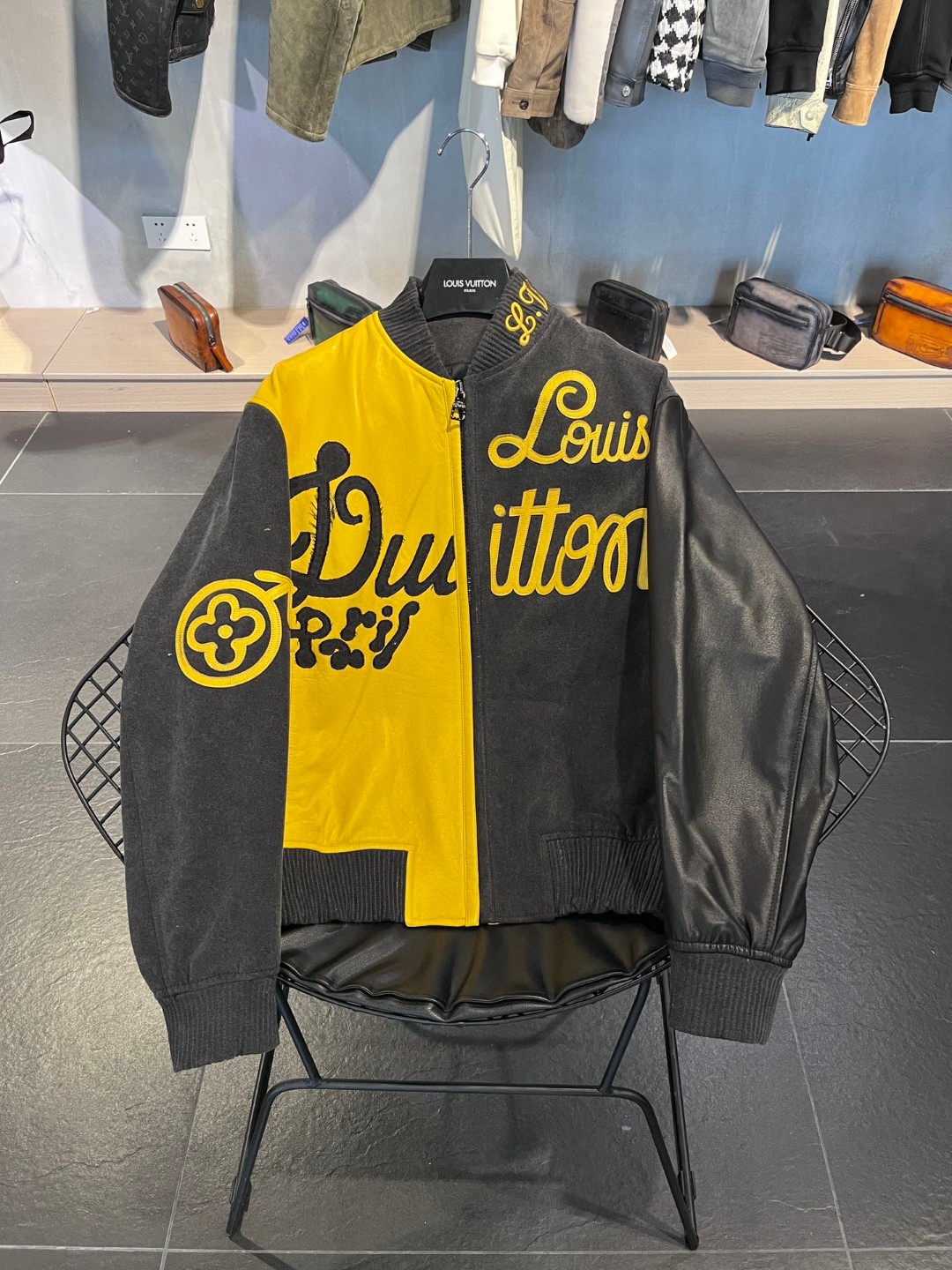 高定系列 LOUIS VUITTON 路易威登 撞色字母印花拉链飞行员 夹克 棒球服 皮衣 外套 长袖 男款 黑黄 1AB989