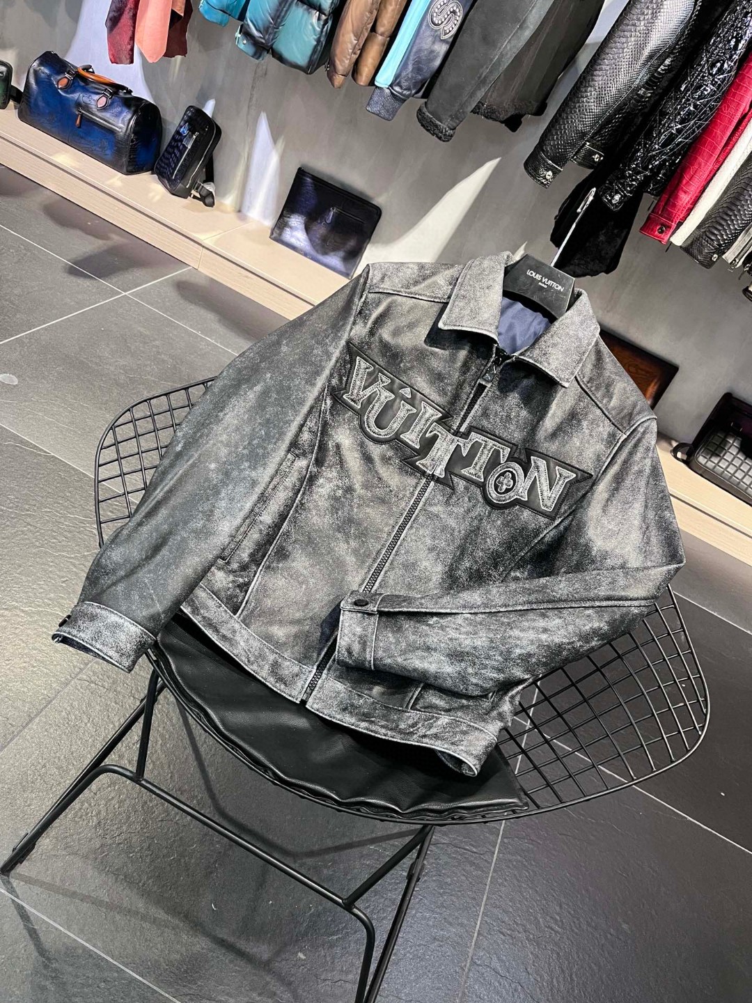 高定系列 LOUIS VUITTON 路易威登 字母logo印花 皮衣 夹克 外套 长袖 男款 黑色 1AAUZ8