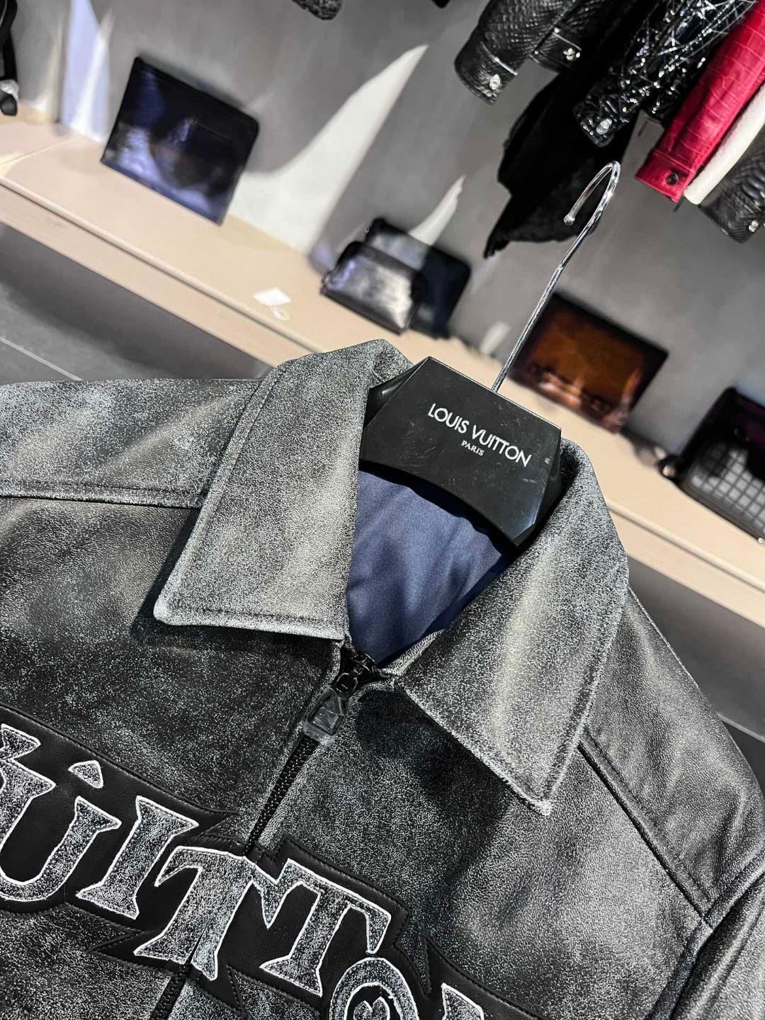 高定系列 LOUIS VUITTON 路易威登 字母logo印花 皮衣 夹克 外套 长袖 男款 黑色 1AAUZ8