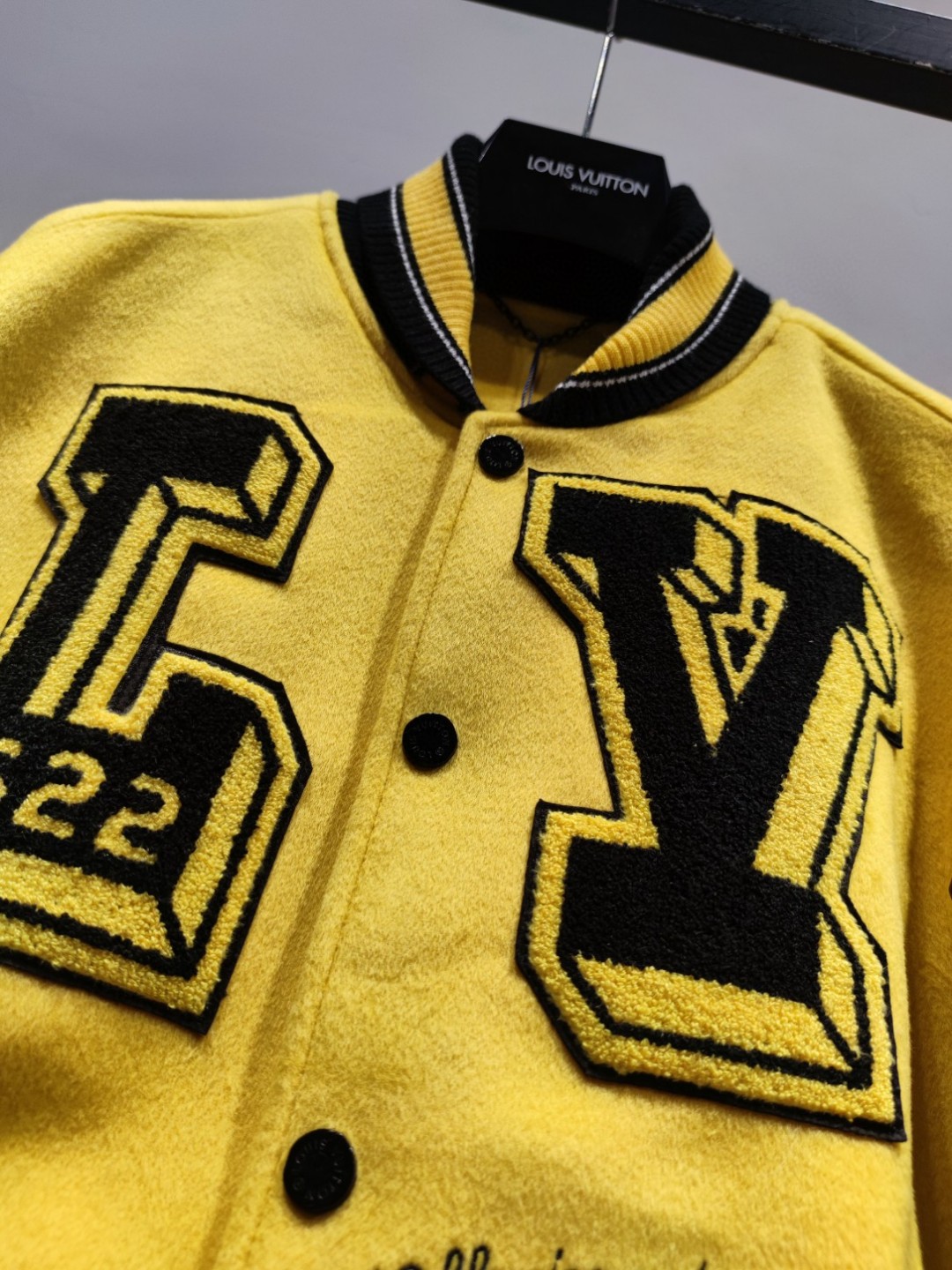 高定系列 LOUIS VUITTON 路易威登 字母Logo刺绣拼接 棒球服 夹克 皮衣 外套 长袖 男款 黄色 1A9UIU