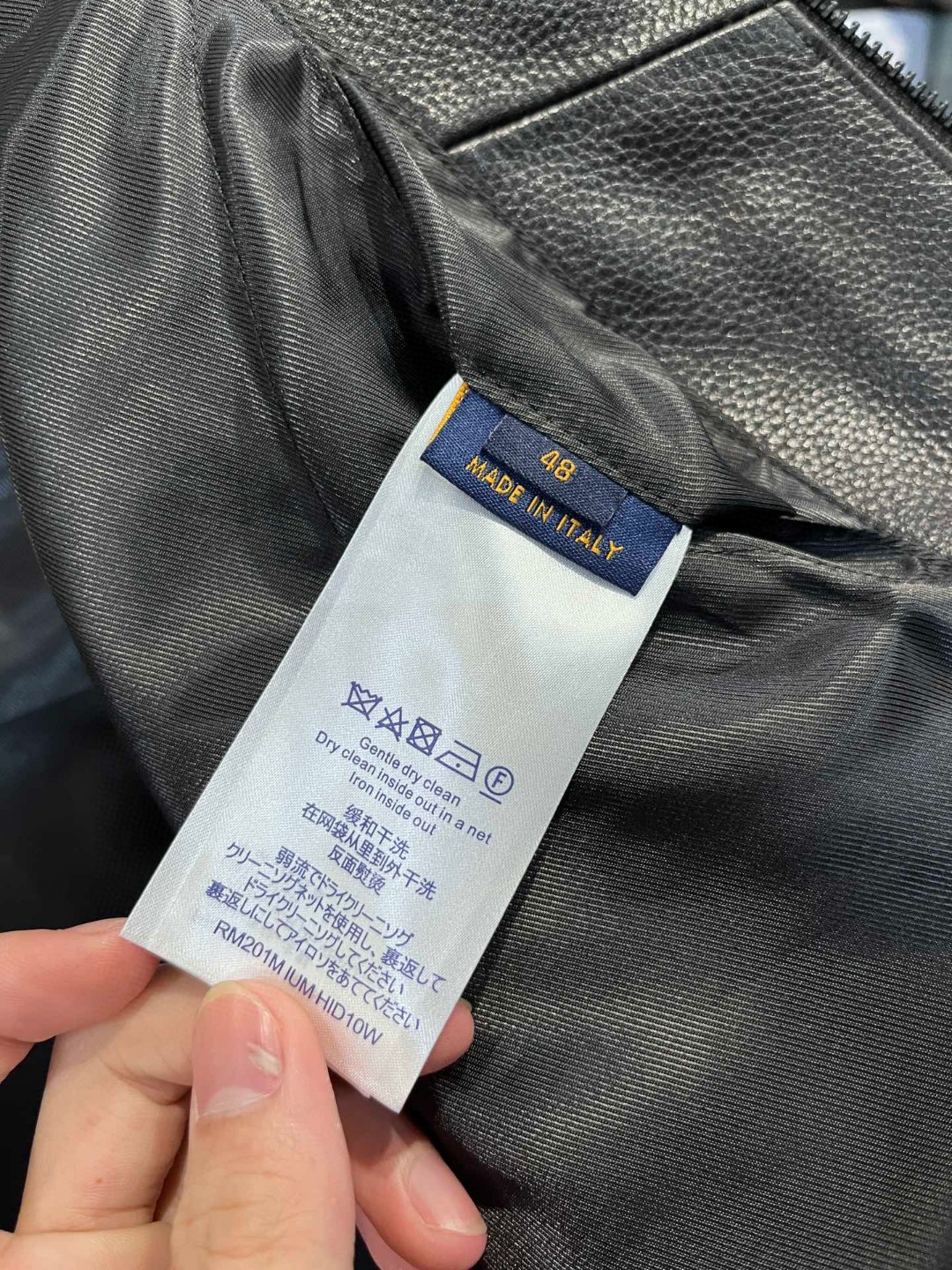 高定系列 LOUIS VUITTON 路易威登 FW22 拉链装饰翻领 皮衣 夹克 外套 长袖 男款 黑色 1AAVCA