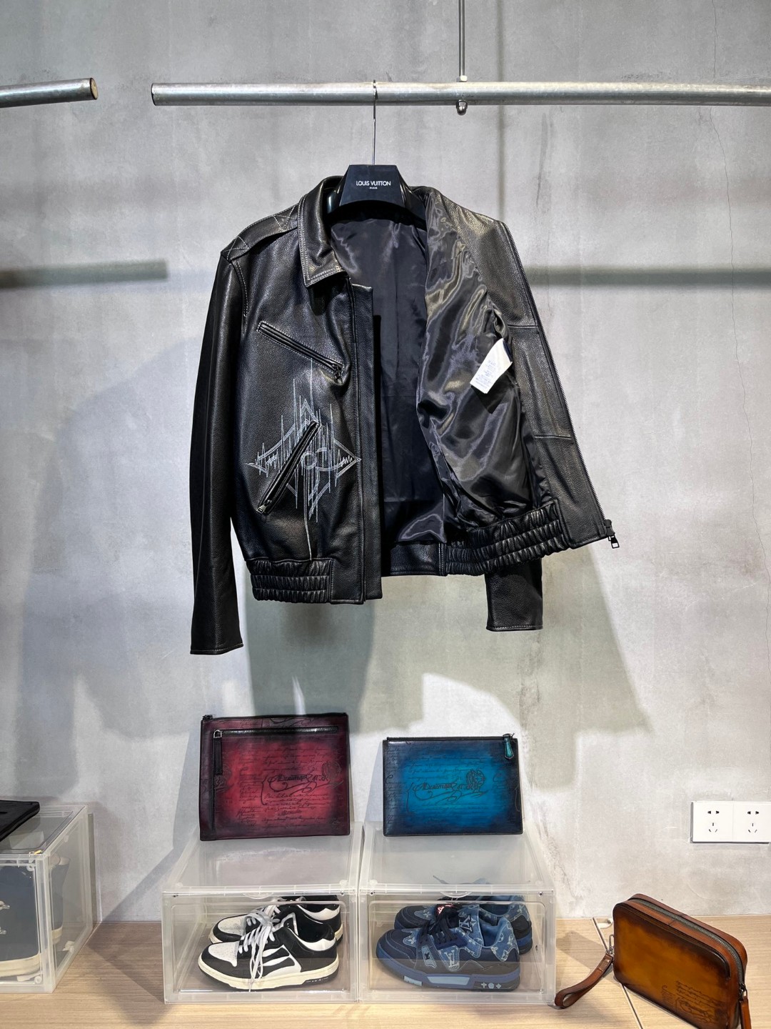 高定系列 LOUIS VUITTON 路易威登 FW22 拉链装饰翻领 皮衣 夹克 外套 长袖 男款 黑色 1AAVCA