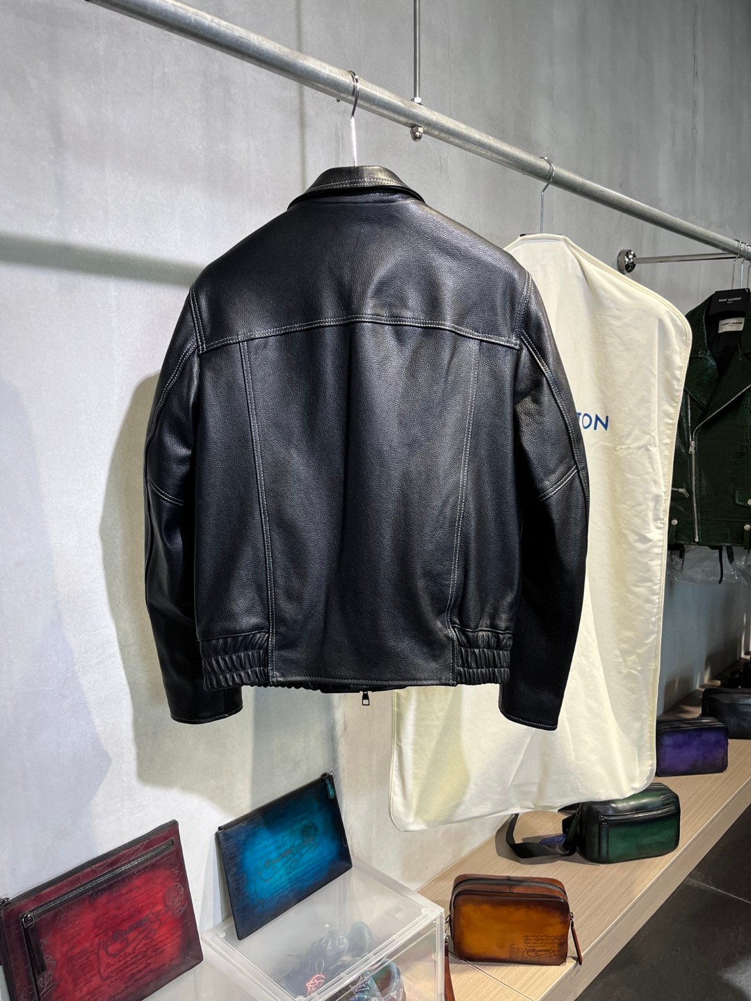 高定系列 LOUIS VUITTON 路易威登 FW22 拉链装饰翻领 皮衣 夹克 外套 长袖 男款 黑色 1AAVCA