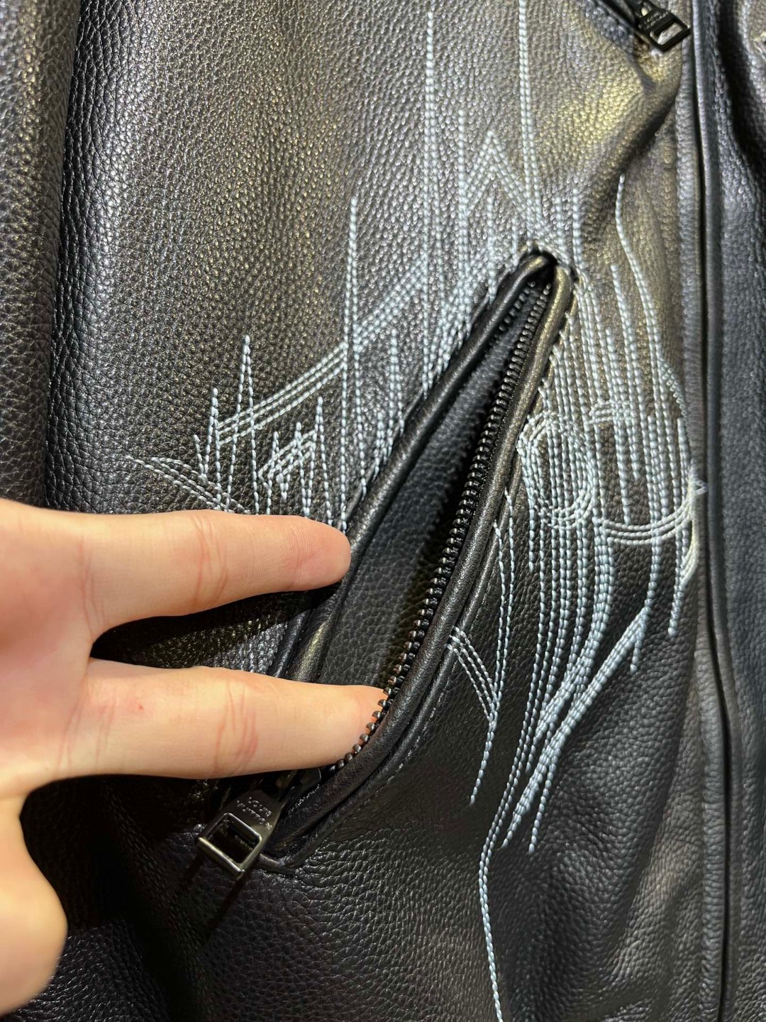 高定系列 LOUIS VUITTON 路易威登 FW22 拉链装饰翻领 皮衣 夹克 外套 长袖 男款 黑色 1AAVCA