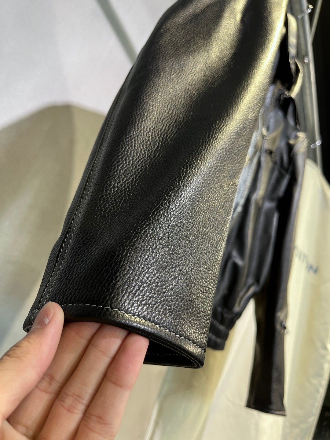 高定系列 LOUIS VUITTON 路易威登 FW22 拉链装饰翻领 皮衣 夹克 外套 长袖 男款 黑色 1AAVCA