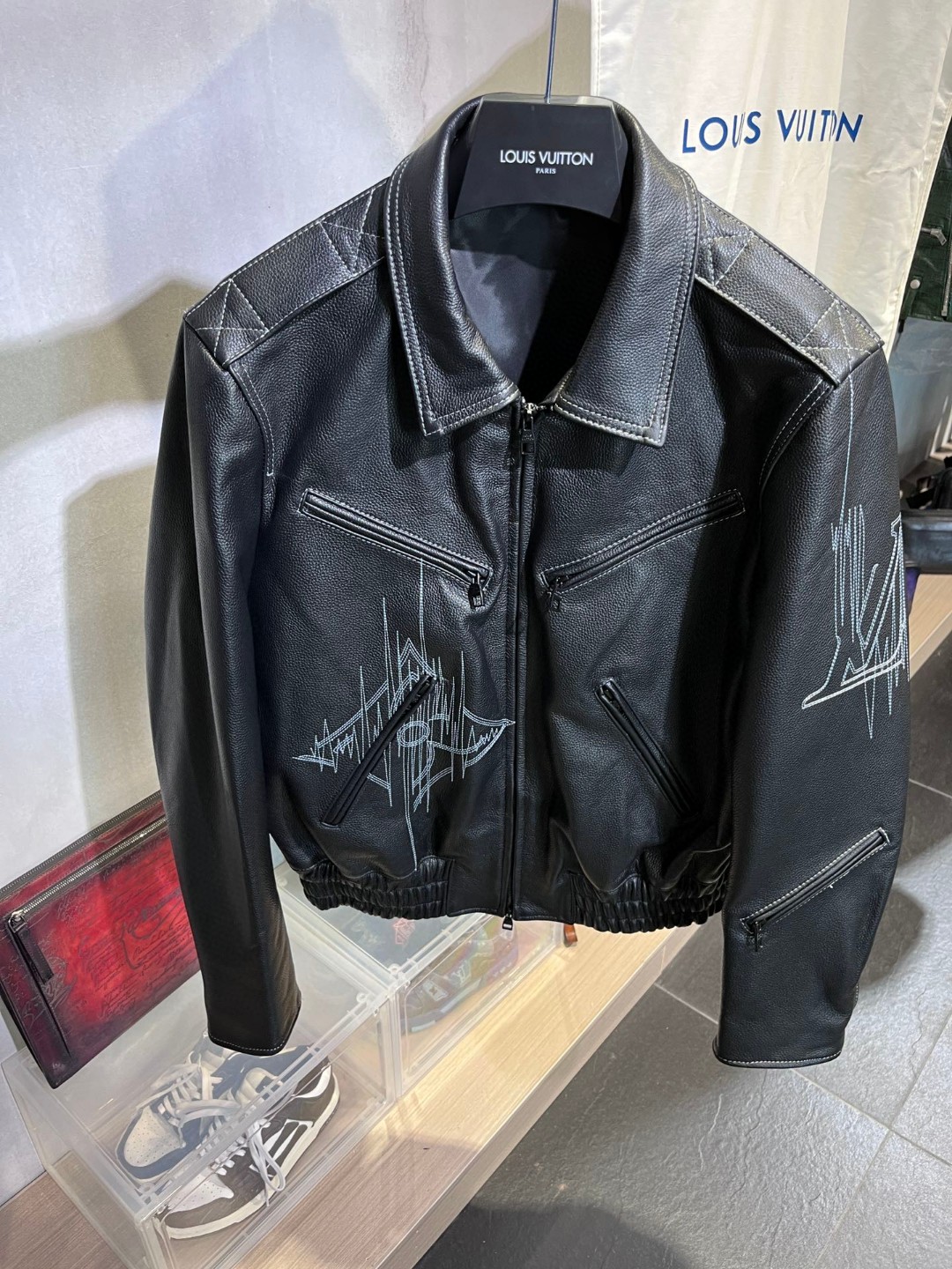 高定系列 LOUIS VUITTON 路易威登 FW22 拉链装饰翻领 皮衣 夹克 外套 长袖 男款 黑色 1AAVCA