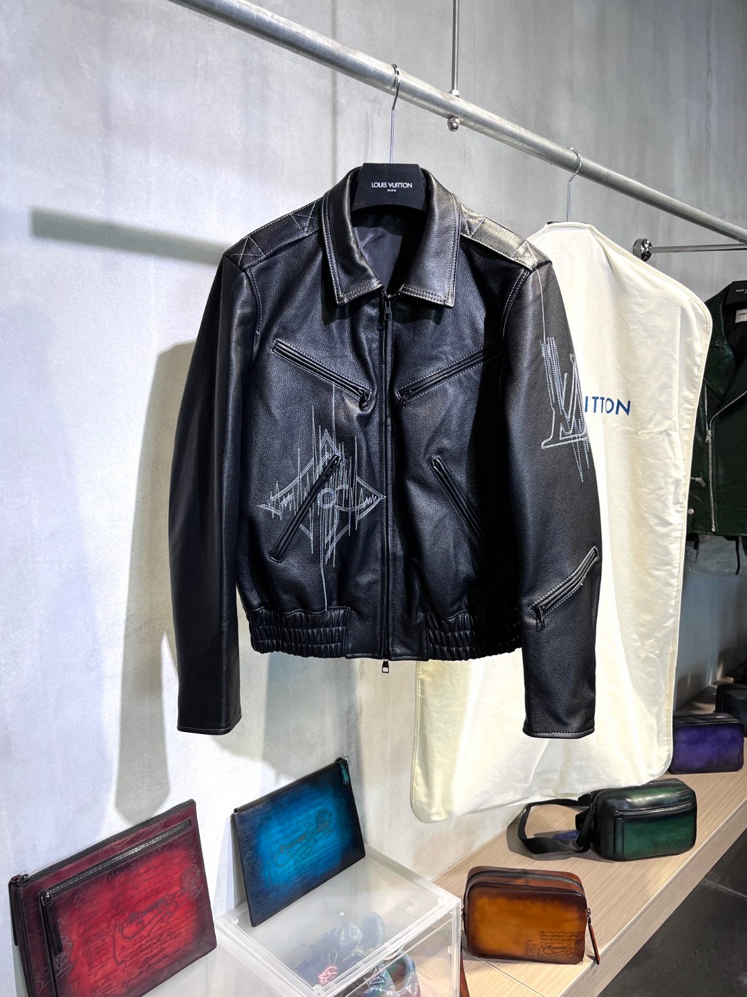 高定系列 LOUIS VUITTON 路易威登 FW22 拉链装饰翻领 皮衣 夹克 外套 长袖 男款 黑色 1AAVCA