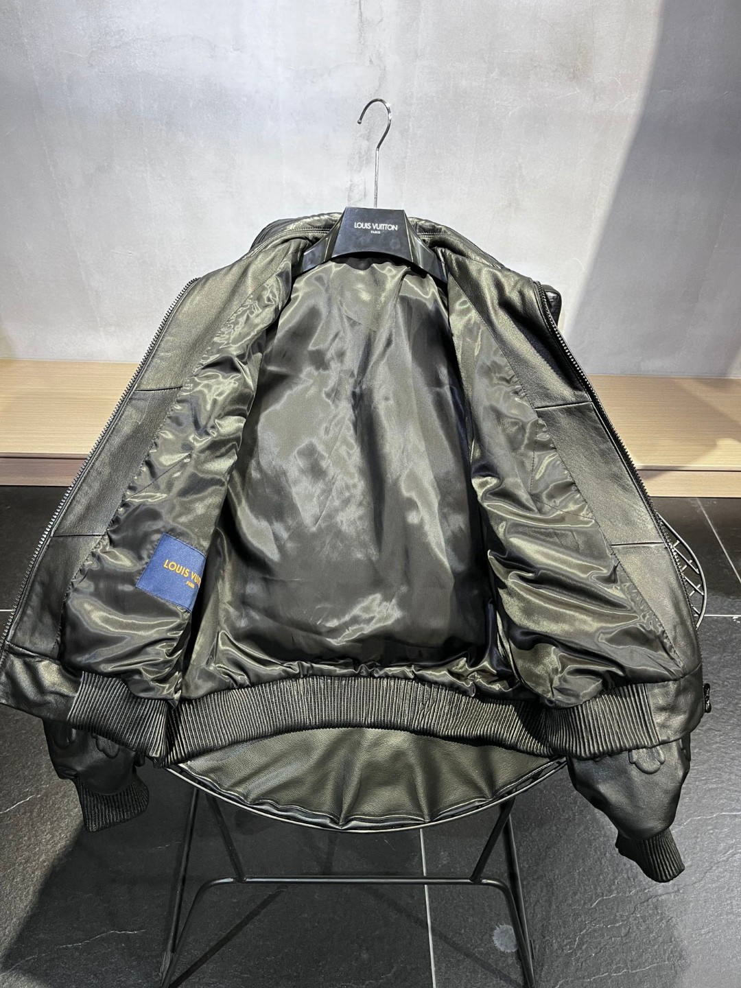 高定系列 LOUIS VUITTON 路易威登 纯色浮雕效果暗纹 皮衣 夹克 外套 长袖 男款 黑色 