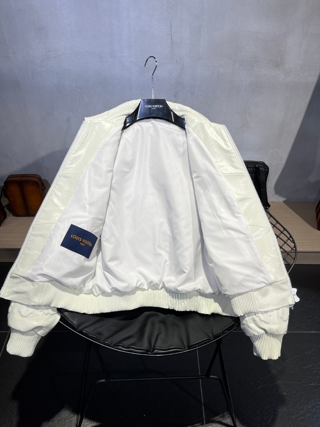 高定系列 LOUIS VUITTON 路易威登 纯色浮雕效果暗纹 皮衣 夹克 外套 长袖 男款 白色 1AB97I