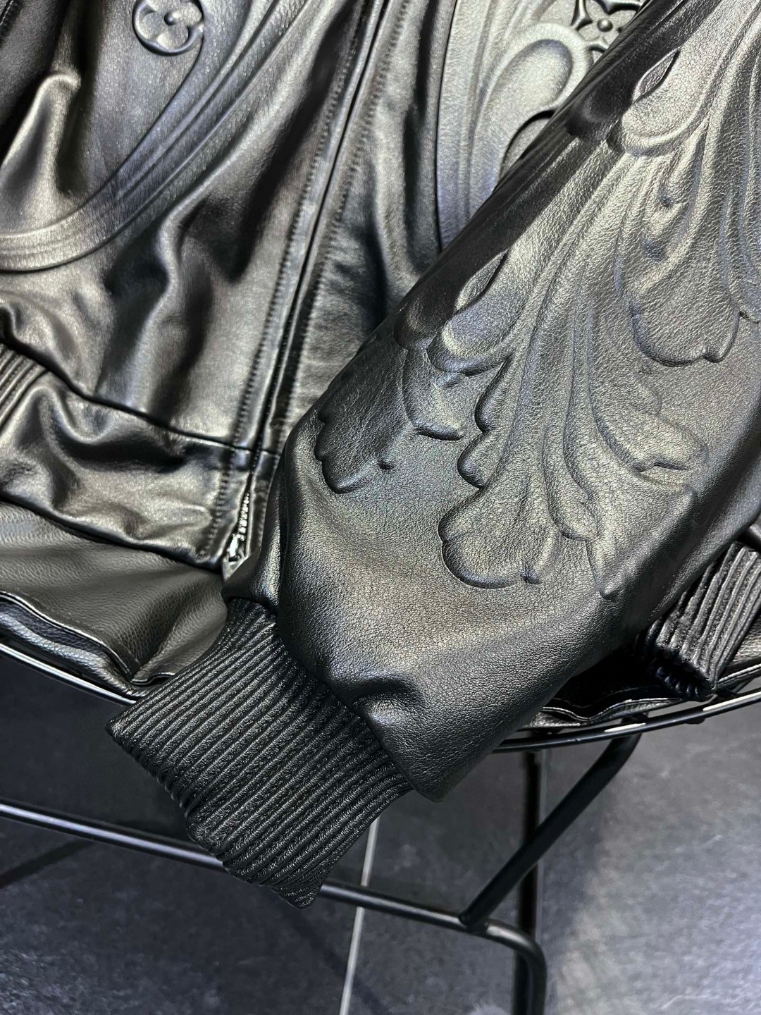 高定系列 LOUIS VUITTON 路易威登 纯色浮雕效果暗纹 皮衣 夹克 外套 长袖 男款 黑色 